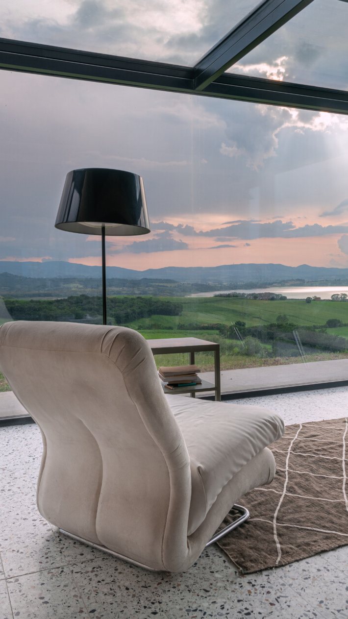 Stanza vetrata della Casa sul Chiaro con vista sul Lago di Chiusi