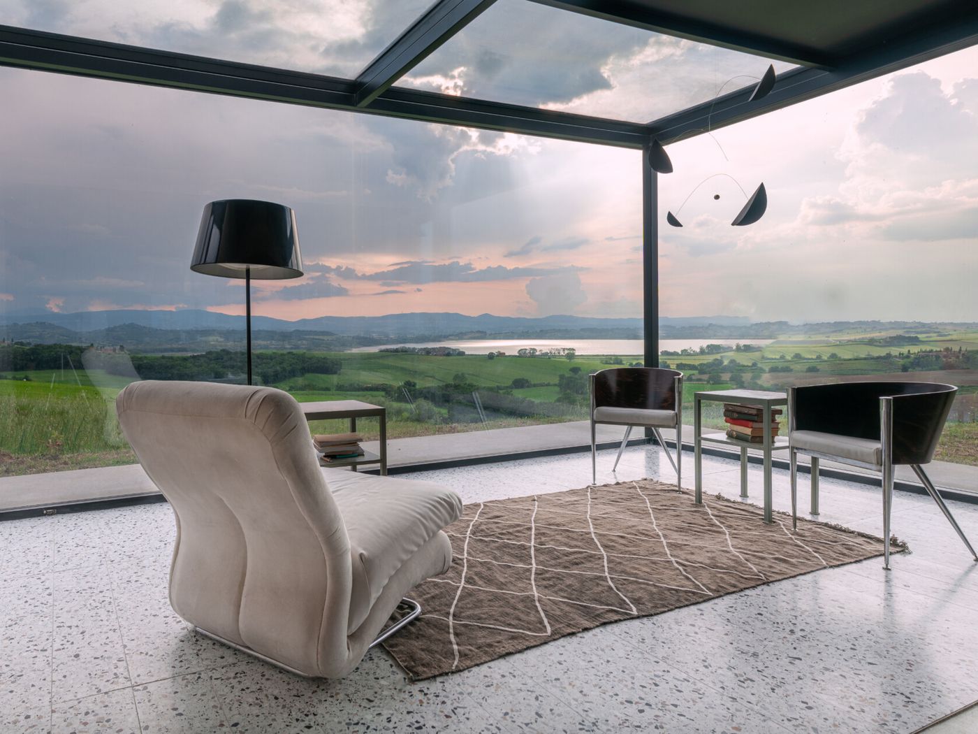 Cucina della Casa sul Chiaro con vetrata continua sulle colline del Lago di Chiusi
