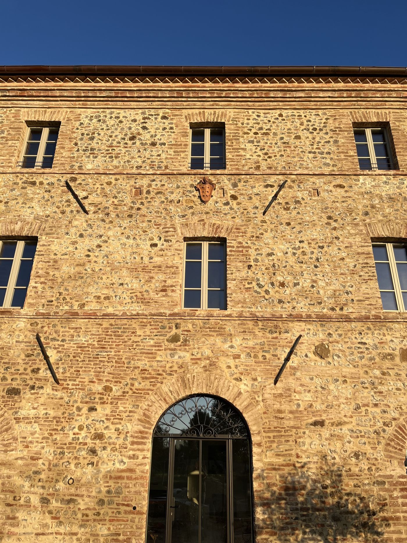 Facciata in pietra e mattoni di Ca' Litardo dopo il restauro conservativo