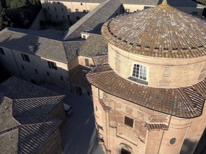 Il monastero delle Clarisse visto dall’alto, con la cupola della chiesa